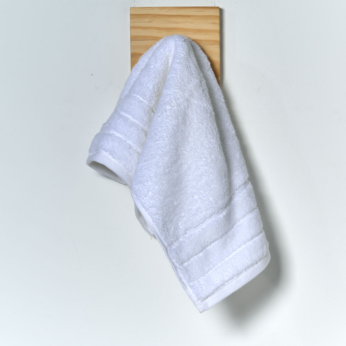 03 11 0056 Toalha Lavabo Seven Hundred Branco 001